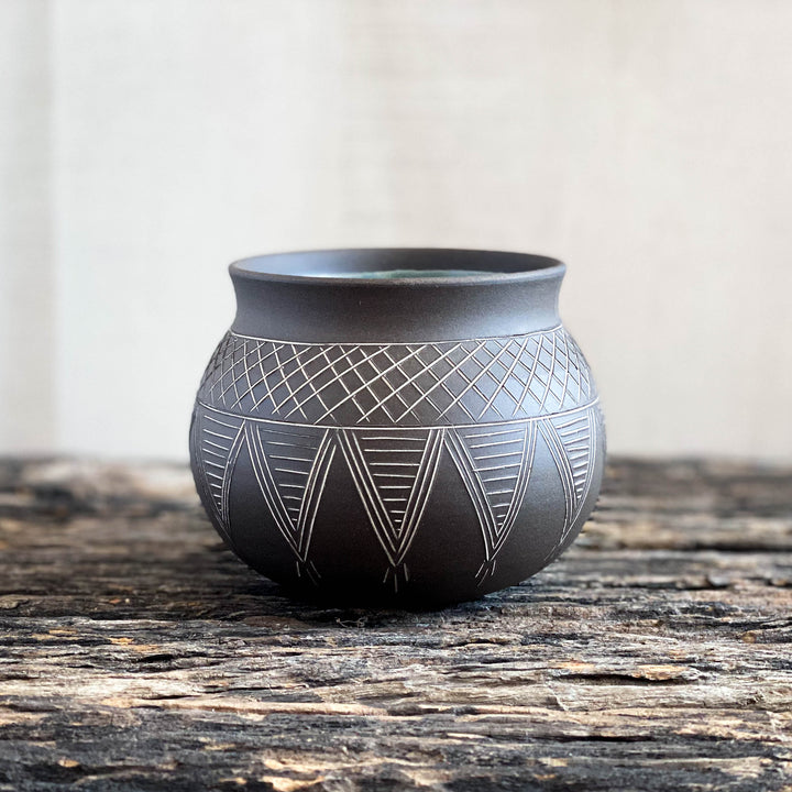 Small Crosshatch Chevron Globe Cup