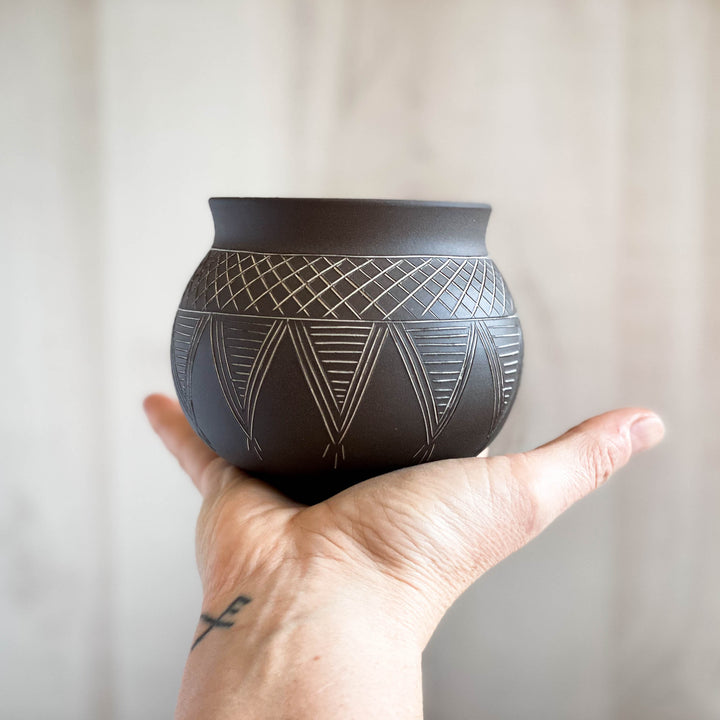 Small Crosshatch Chevron Globe Cup